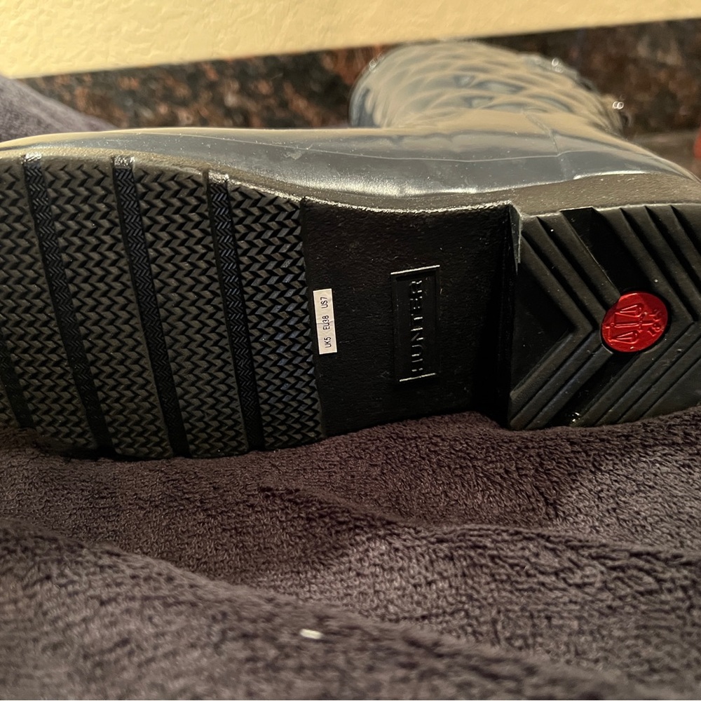 Like new, dark gray, size 7 quilted style Hunter boots. - Picture 3 of 4